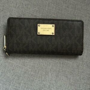 Michael Kors Wallet. Many compartments!